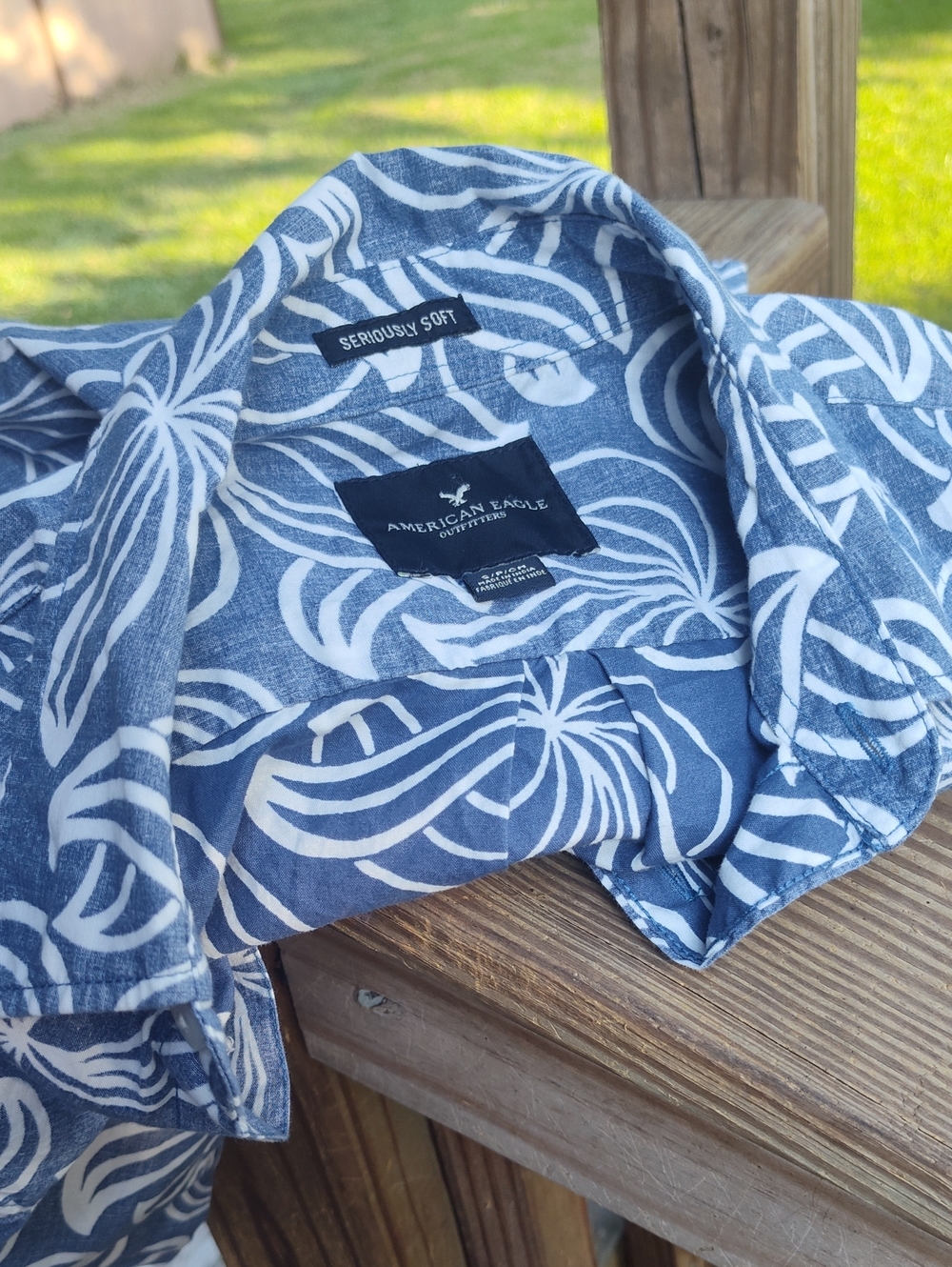 American Eagle NWOT Blue & White Floral Short-Sleeve Button-Down Shirt - Picture 6 of 6
